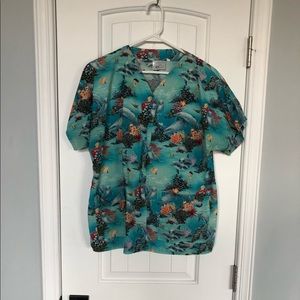 Animal kingdom men’s scrubs top ocean pattern